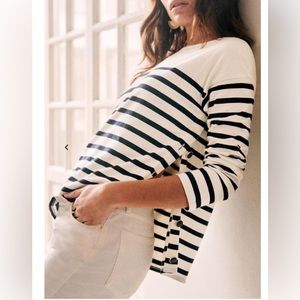 Sezane top. Mariniere Noan in ecru and navy. Boat neck, side buttons